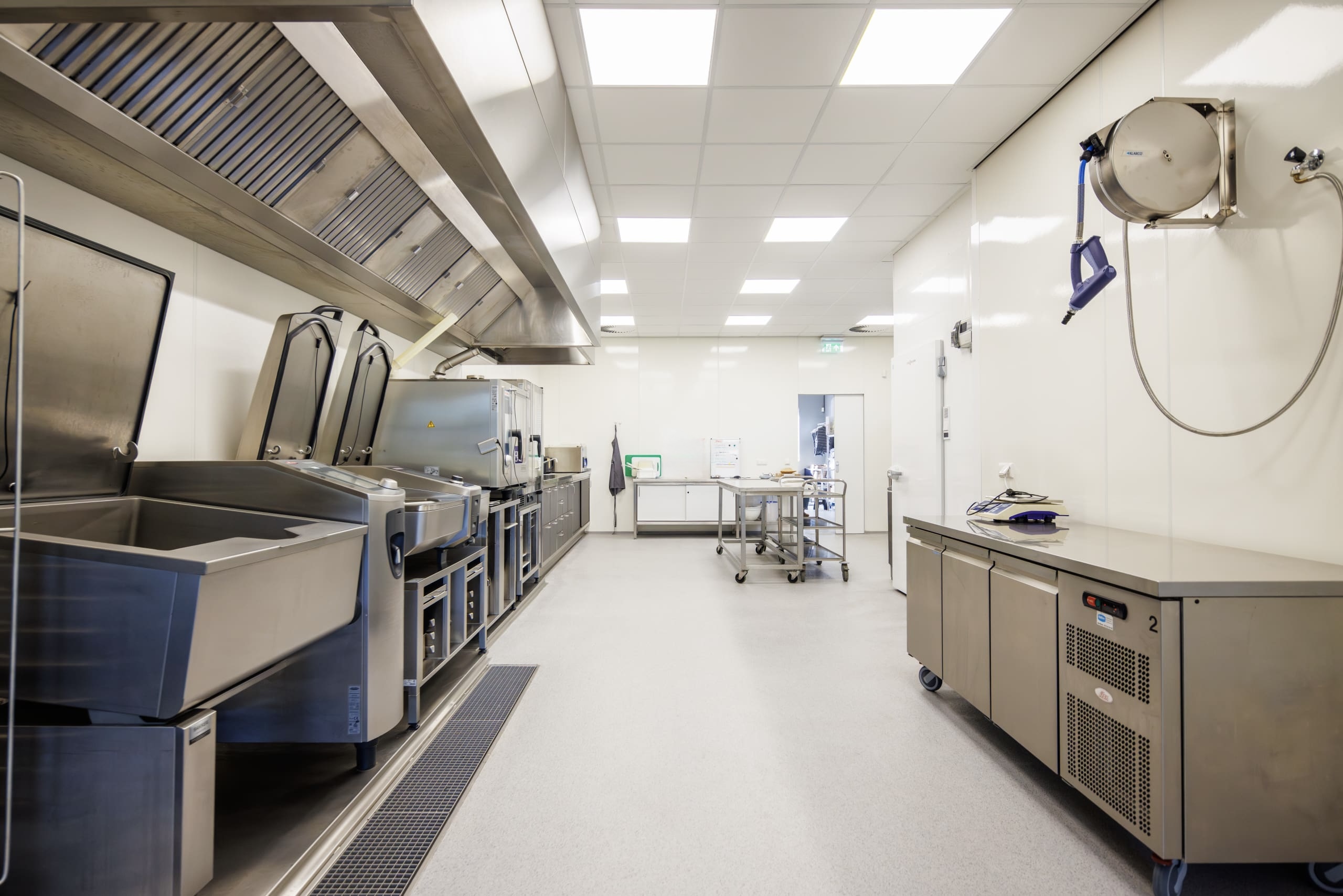 overzicht van de professionele keuken met werkstations en apparatuur